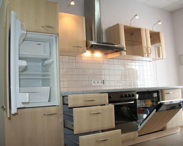 Înlocuirea fațadelor și blaturilor de bucătărie, balamalelor , mânerelor. Repararea, remodelarea mobilierului. Decupaje ale găurilor pentru RA — foto 4