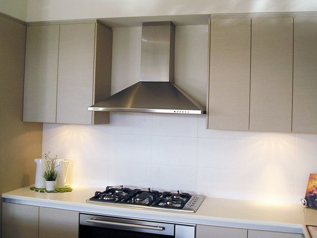 Înlocuirea fațadelor și blaturilor de bucătărie, balamalelor , mânerelor. Repararea, remodelarea mobilierului. Decupaje ale găurilor pentru RA — foto 10